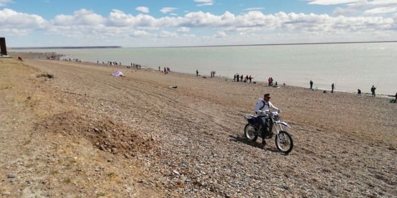 Costanera de Puerto Santa Cruz con pescadores de róbalo