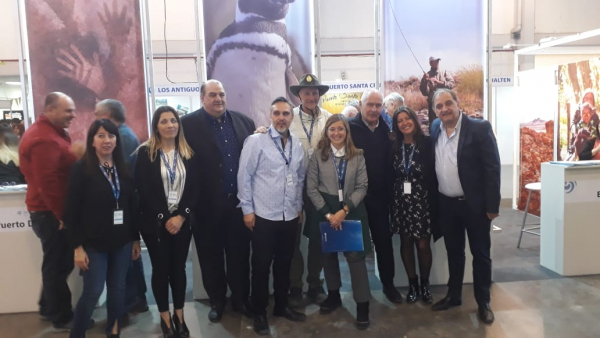 equipo de directores de turismo en expo comodoro